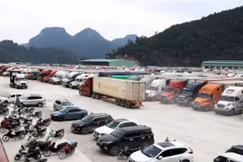 Xe chờ thông quan hàng hóa tại bãi xe cửa khẩu Tân Thanh (Lạng Sơn). (Ảnh: Phạm Hậu/TTXVN) 