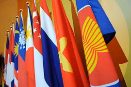 Lá cờ ASEAN (đầu tiên từ phải sang) và quốc kỳ các nước thành viên. (Nguồn: theaseanpost.com) 