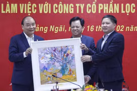 Chủ tịch nước Nguyễn Xuân Phúc thăm, tặng quà Công ty Cổ phần Lọc hóa dầu Bình Sơn tại Khu kinh tế Dung Quất (xã Bình Trị, huyện Bình Sơn, tỉnh Quảng Ngãi. (Ảnh: Thống Nhất/TTXVN)