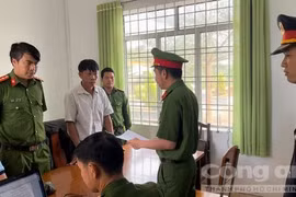 Cơ quan CSĐT Công an H.Bảo Lâm đọc lệnh bắt tạm giam Nguyễn Đức Dạo. (Nguồn: CATPHCM)