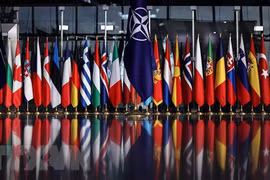 Quốc kỳ các nước thành viên Tổ chức Hiệp ước Bắc Đại Tây Dương (NATO). (Ảnh: AFP/TTXVN)