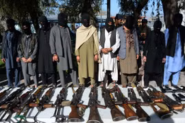 Các tay súng được cho là thành viên Taliban bị bắt giữ tại Afghanistan. (Ảnh: AFP/ TTXVN)