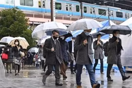 Người dân đeo khẩu trang phòng lây nhiễm COVID-19 tại Tokyo, Nhật Bản. (Ảnh: Kyodo/TTXVN) 