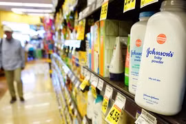 Johnson & Johnson bị yêu cầu bồi thường 18,8 triệu USD vì phấn rôm