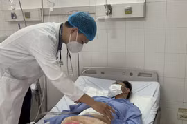 Bác sỹ thăm khám cho bệnh nhân sau phẫu thuật. (Ảnh: TTXVN phát)