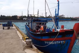 Hỗ trợ tàu cá Phú Yên bị hỏng máy tại quần đảo Trường Sa