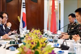 Bộ trưởng Quốc phòng Hàn Quốc Jeong Kyeong-doo (trái) và Bộ trưởng Quốc phòng Trung Quốc Ngụy Phượng (Nguồn:TTXVN)