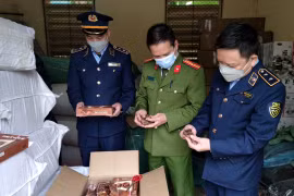 Quản lý thị trường tỉnh Lào Cai phối hợp với Công an kinh tế tỉnh thu giữ các sản phẩm không rõ nguồn gốc xuất xử. (Ảnh: Quốc Khánh/TTXVN)