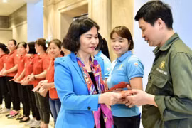 Ủy viên Trung ương Đảng, Phó Bí thư Thường trực Thành ủy Hà Nội Nguyễn Thị Tuyến chúc Tết, động viên công nhân Công ty TNHH sản xuất nhựa Việt Nhật. (Ảnh: TTXVN phát) 