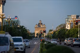 Trên một đường phố ở thủ đô Vientiane, Lào. (Ảnh: THX/TTXVN) 