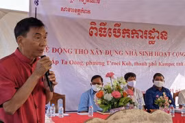 Chủ tịch chi nhánh Hội Khmer – Việt Nam tỉnh Kampot Hoàng Đức Hà phát biểu tại Lễ động thổ. (Ảnh: Nguyễn Vũ Hùng - PV TTXVN tại Campuchia) 
