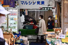 Người dân mua bán hàng hóa tại một cửa hàng ở Tokyo, Nhật Bản, ngày 21/4/2020. Ảnh: AFP/TTXVN 