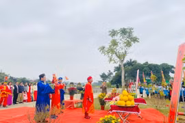 Trung tâm Bảo tồn di sản Thành nhà Hồ thực hiện các nghi lễ tái hiện lễ thượng nêu ngày Tết. (Ảnh: Hoa Mai/TTXVN)