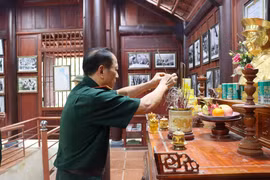 Bàn thờ Trung tướng Đồng Sỹ Nguyên tại Khu di tích. (Ảnh: Hoàng Ngà/TTXVN)