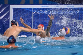VĐV Serbia Nikola Jaksic (trái) ghi bàn vào khung thành Hy Lạp trong trận chung kết bóng nước nam tại Olympic Tokyo 2020, Nhật Bản, ngày 8/8/2021. (Ảnh: AFP/ TTXVN)