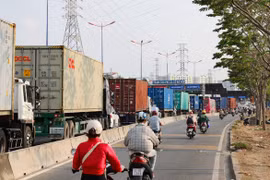 Hàng dài xe lớn nối đuôi nhau di chuyển khi qua trạm thu phí. (Nguồn: tuoitre.vn)