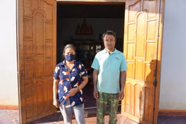 Vợ chồng chị Kưm lo lắng vì sợ mất 5 sào đất. (Nguồn: vov) 
