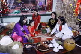 Bà con đang quầy quần cùng gói bánh chưng tại Sự kiện (Nguồn: TTXVN)