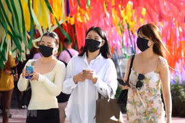 Người dân Thái Lan đeo khẩu trang để phòng chống dịch COVID-19. (Ảnh: Ngọc Quang/TTXVN) 