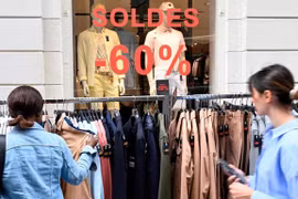 Pháp: Cho dân tiền vá quần áo, sửa giày dép để tránh lãng phÍ