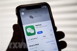 Biểu tượng WeChat trên một màn hình điện thoại (Ảnh: AFP/TTXVN)