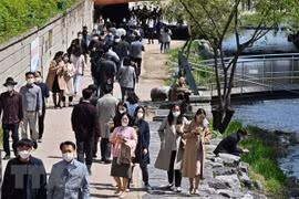 Người dân đeo khẩu trang phòng dịch COVID-19 tại Seoul, Hàn Quốc. (Ảnh: AFP/TTXVN)