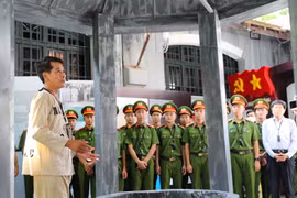Tái hiện hình ảnh người người chiến sỹ cách mạng bị giam giữ trong Nhà tù Hỏa Lò. (Ảnh: Thanh Tùng/TTXVN)