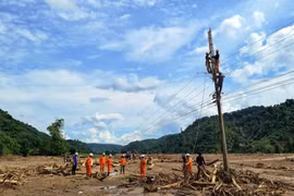 Với sự nỗ lực của Điện Lực tỉnh Điện Biên, dự kiến ngày mai 28/7, 100% dân tại xã Mường Pồn sẽ được cấp điện trở lại. (Ảnh: TTXVN phát)
