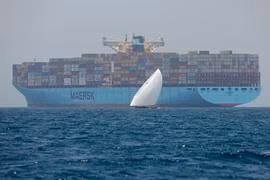 Lực lượng Houthi yêu cầu các tàu thuyền thông báo "không liên quan đến Israel" để tránh bị tấn công. (Ảnh: AFP/TTXVN) 