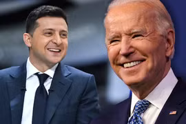 Tổng thống Ukraine Volodymyr Zelensky (trái) và Tổng thống Biden. (Ảnh: AP)