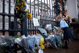 Người dân đặt hoa tưởng niệm Nữ hoàng Elizabeth II tại London, Anh ngày 10/9/2022.(Nguồn: AFP/TTXVN)