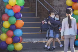 Học sinh trở lại trường học tại Sydney, Australia, ngày 18/10/2021. (Ảnh: THX/TTXVN)