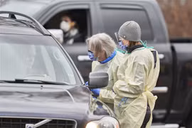 Nhân viên y tế lấy mẫu xét nghiệm COVID-19 cho người dân tại Ontario, Canada ngày 17/3/2020. Ảnh: AFP/TTXVN