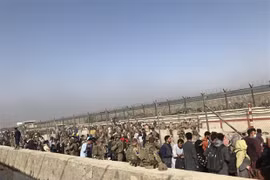 Người dân tập trung tại sân bay quốc tế Kabul chờ được sơ tán khỏi Afghanistan. (Ảnh: THX/TTXVN) 