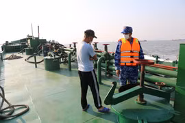 Lực lượng chức năng kiểm tra số dầu FO trên tàu không có số hiệu. (Ảnh: Minh Huệ/TTXVN)