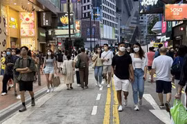 Người dân đi mua sắm tại khu vực Causeway Bay, Hong Kong. (Ảnh: Mạc Luyện/TTXVN) 