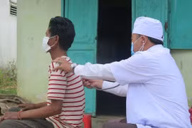 Bác sỹ thăm khám tại nhà bệnh nhân lao ở xã Đăk Blà, thành phố Kon Tum, tỉnh Kon Tum. (Ảnh: Dư Toán/TTXVN)