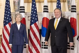 Ngoại trưởng Mỹ Mike Pompeo (phải) và người đồng cấp Hàn Quốc Kang Kyung-wha (trái) tại cuộc gặp ở Washington, Mỹ, ngày 9/11/2020. (Ảnh: YONHAP/TTXVN)