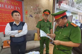  Cơ quan Công an đọc lệnh khởi tố, bắt tạm giam đối với Trần Minh Lợi. (Nguồn: Bảo vệ Pháp luật)