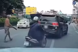 Hà Nội: Người đàn ông phi dao vào ôtô trên đường có sử dụng rượu, bia