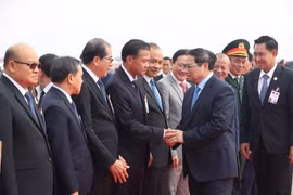 Lễ tiễn Thủ tướng Phạm Minh Chính tại sân bay Quốc tế Wattay, thủ đô Vientiane. (Ảnh: Dương Giang/TTXVN)