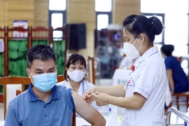 Tiêm vaccine phòng COVID-19 cho người dân tại Bệnh viện Đa khoa tỉnh Lạng Sơn. (Ảnh: Anh Tuấn/TTXVN)