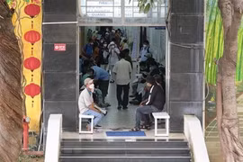 44 học sinh được đưa vào viện cấp cứu tại khoa nhi và khoa tổng hợp thần kinh, Bệnh viện Đa khoa tỉnh Khánh Hòa. (Ảnh: Đặng Tuấn/TTXVN) 