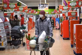 Người dân mua sắm tại một siêu thị ở Đức. (Ảnh: AFP/TTXVN) 