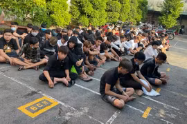 Các đối tượng đua xe trái phép bị lực lượng công an khống chế, bắt giữ.(Nguồn: VOV) 