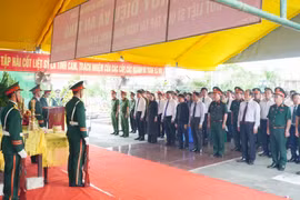 Ngày 25/7/2024, Huyện ủy, HĐND, UBND, Ủy ban MTTQ Việt Nam huyện Hải Lăng (tỉnh Quảng Trị) tổ chức Lễ truy điệu và an táng 6 hài cốt liệt sỹ. (Ảnh: Thanh Thủy/TTXVN) 