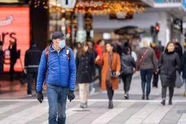 Người dân đeo khẩu trang phòng lây nhiễm COVID-19 tại Stockholm, Thụy Điển. (Ảnh: THX/TTXVN) 