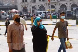 Người dân đeo khẩu trang phòng dịch COVID-19 tại Cairo, Ai Cập. (Ảnh: THX/TTXVN) 