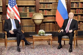 Tổng thống Mỹ Joe Biden (trái) và Tổng thống Nga Vladimir Putin tại hội nghị thượng đỉnh ở Geneva, Thụy Sĩ, ngày 16/6/2021. (Ảnh: AFP/TTXVN) 