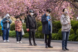 Người dân đeo khẩu trang phòng lây nhiễm COVID-19 tại Seoul, Hàn Quốc. (Ảnh: THX/TTXVN) 